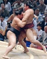 Asashoryu beats Takanowaka